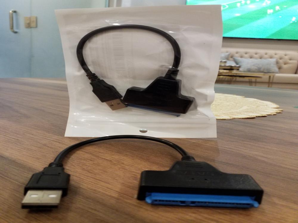 توصيلة USB من القرص الخارجي للحاسب