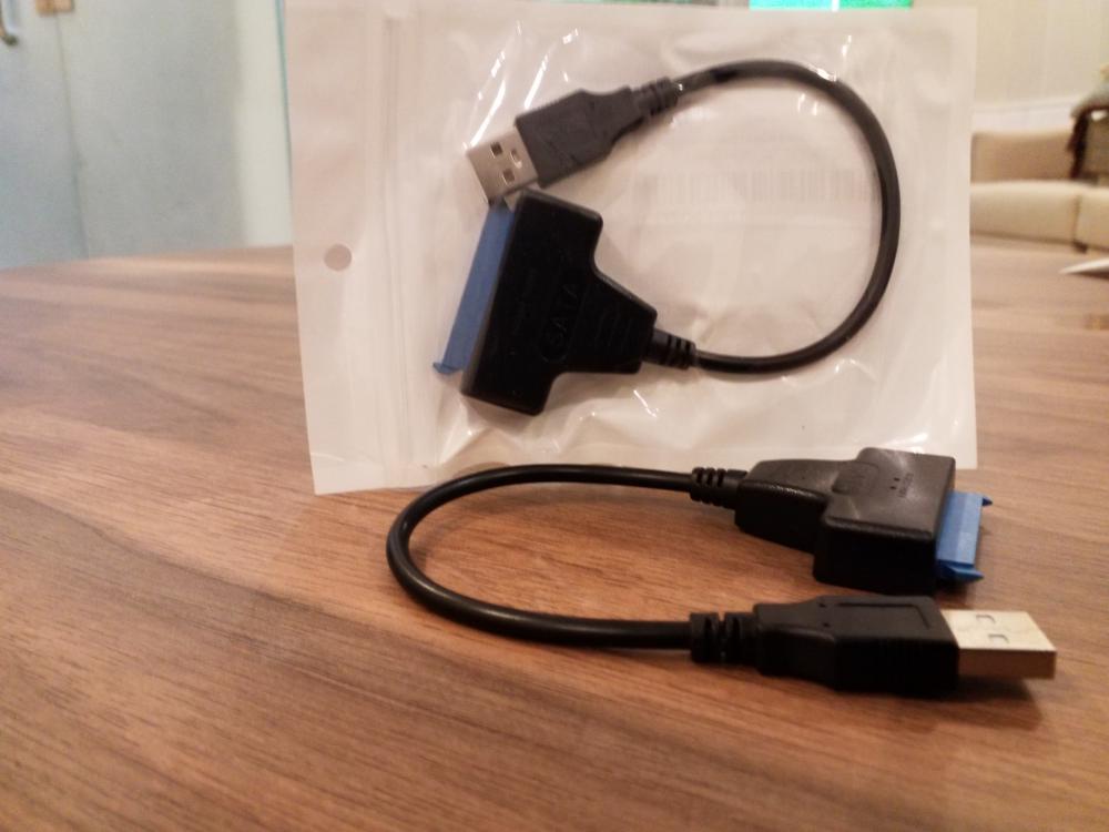 توصيلة USB من القرص الخارجي للحاسب